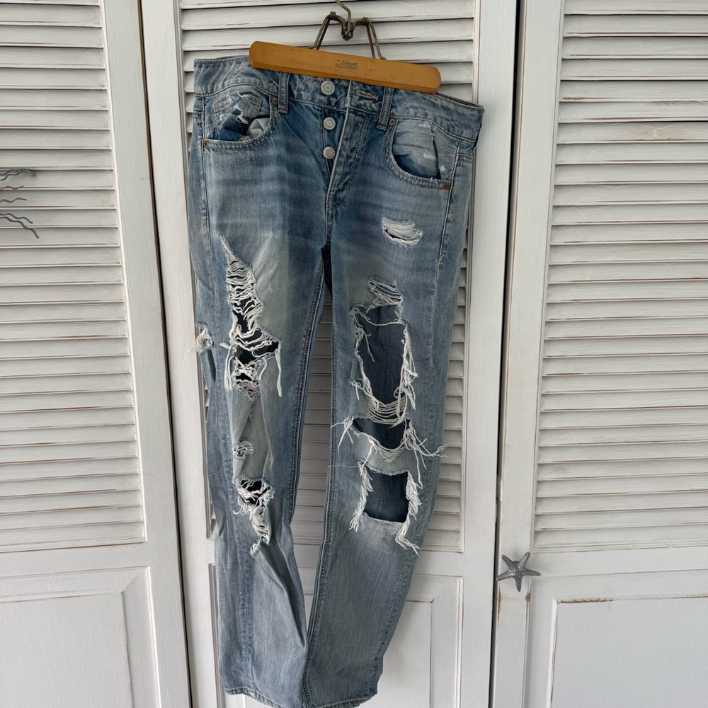 American Eagle Distressed Light Wash Women's Jeans